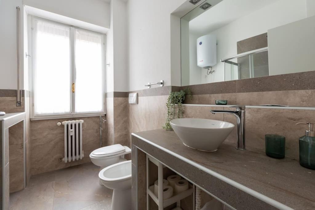 Large Apartment Close To Metro Milánó Kültér fotó